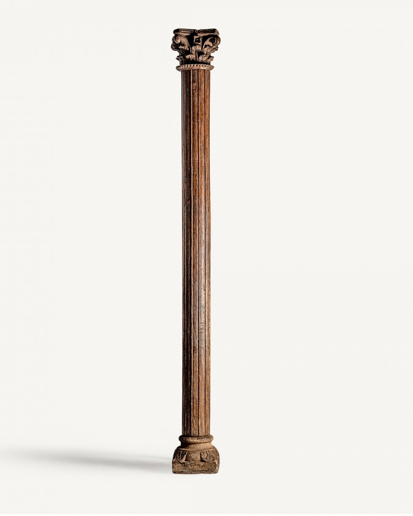 Columna decorativa artesanal en madera de Teka